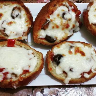  قطع الخبز بحشوة البيتزا 