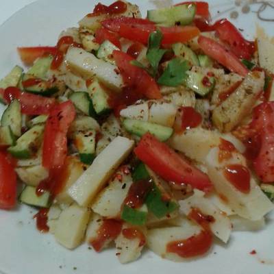  بطاطا مسلوقة مع الكتشب والخيار والبندورة 