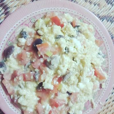  بيض مقلي بالخضروات والزيتون والجبن المقلي 