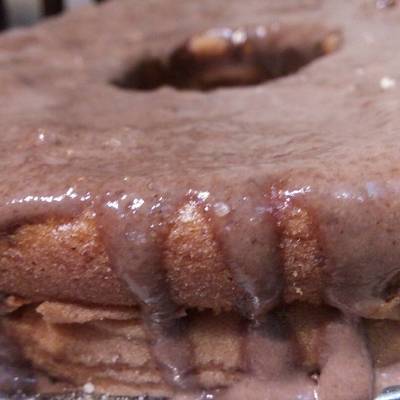  كيك عاديه بصوص الشيكولاه 