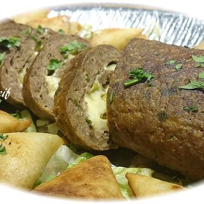  رول اللحمة المفرومه بالجبنة والزيتون 