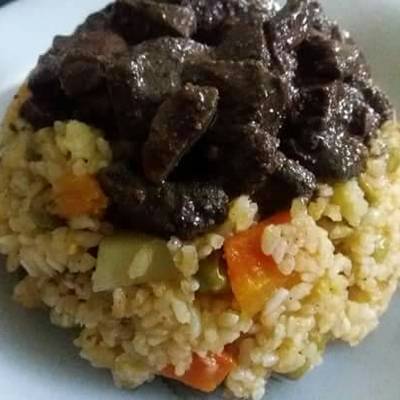  مقلوبه الأرز بالبسله والجزر والكبده 