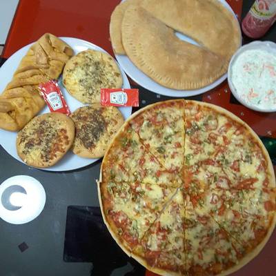  بيتزا بأشكال مختلفة 