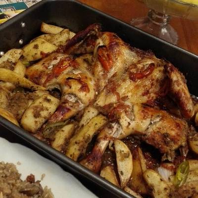  صينية الدجاج المشوي مع بطاطس بالأعشاب 