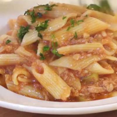  مكرونه بصلصه التونه 