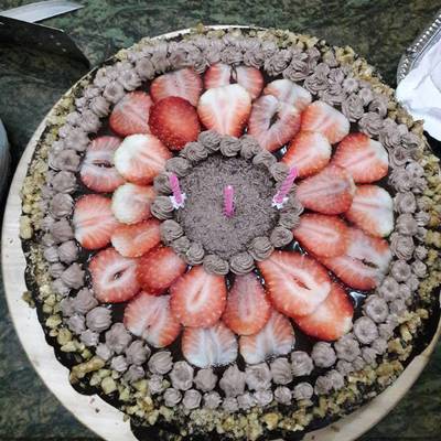  كيكة الشوكولاتة الاسفنجية الفاخرة بالفراولة (وصفة والدتى) 