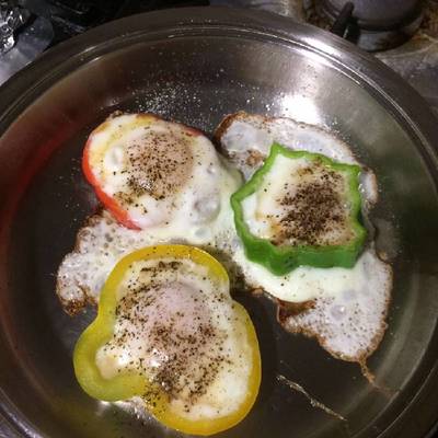  بيض عيون في شرائح الفلفل الالوان 