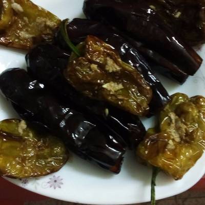  باذنجان وفلفل رومي مقلي بالثوم 