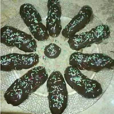  اكلير مغطي بصوص الشيكولاته ومحشو بالكاسترد 