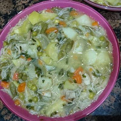  شوربة خضار بصدور الفراخ 