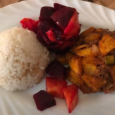  خضار باللحمة المفرومة ورز وسلطة بنجر بالمانجو 