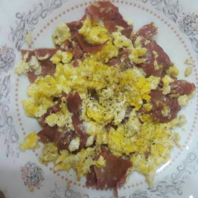  بيض بالبسطرمة 