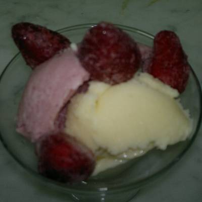  طريقة عمل آيس كريم الفراولة والمانجو 