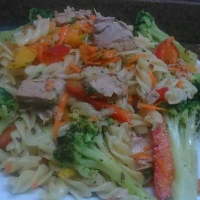  مكرونه بالتونه والبروكلي وفلفل الوان 