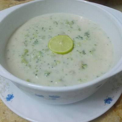  شوربة بروكلي بقطع الدجاج 