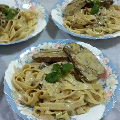  ستيك ومكرونة فتوشينى بالكريمة 