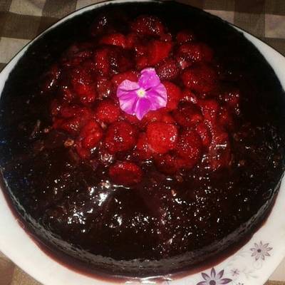  كيك شيكولاتة بصوص الفراولة وصوص الشيكولاتة 