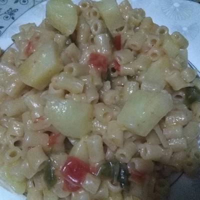  مكرونة محمرة بالبطاطس والطماطم والفلفل 