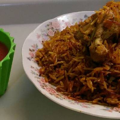  ارز بالدجاج مع صوص الطماطم 