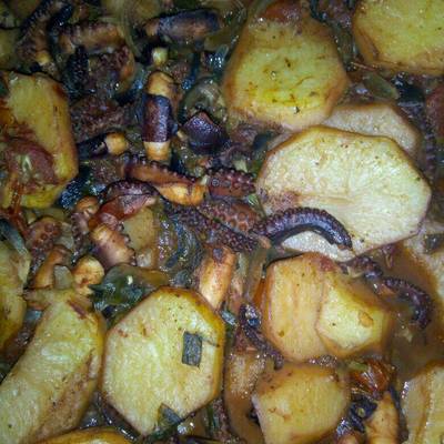  اخطبوط بالبطاطس بالفرن 