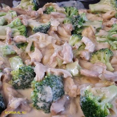  غراتان الدجاج والبروكولي مع المعكرونة والبيشاميل 