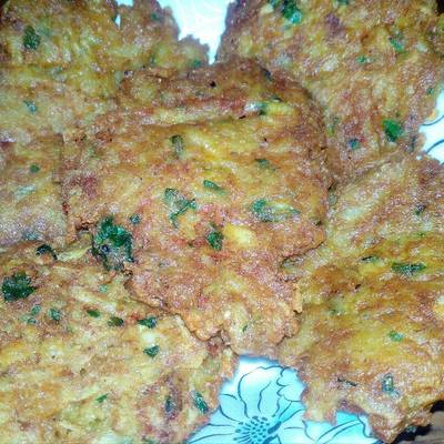  اقراص البطاطس والجزر الهشة. 