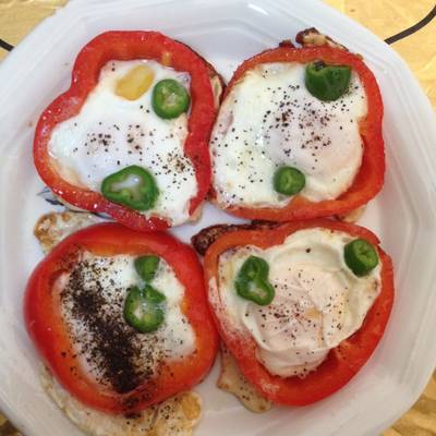  بيض عيون مع الفلفل الأحمر وفلفل حار 