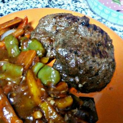  ستيك مشوي وخضار بالصوص البني 