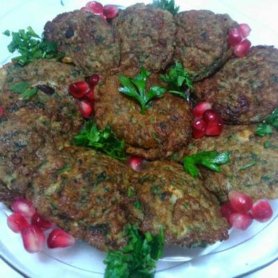  أقراص البقدونس بالبيض عجة مع سلطة الفجل 