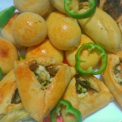  فطائر مشكلة بالجبنة والزيتون والمرتديلا 