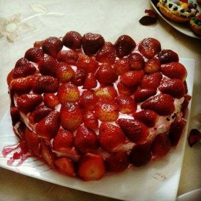  كيكة الفانيليا بالفراولة كريمة الخفق وبودرة الايس كريم 