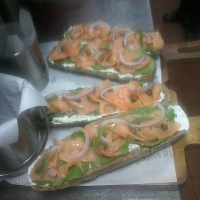  ساندوتش سموك سالمون بالجرجير 