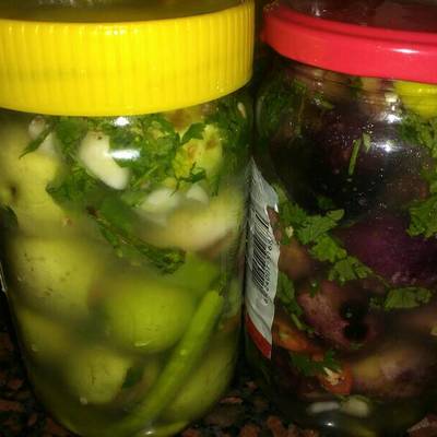  مخلل الزيتون المخلي والمحشو بالجزر 