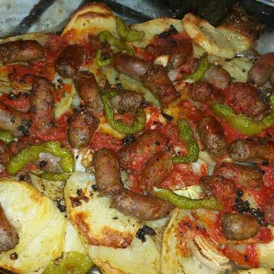  صينية بطاطس بالسجق 