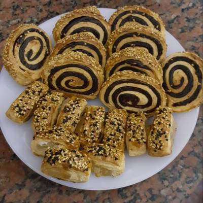  منين بالعجوه والملبن