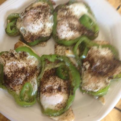  بيض عيون مع الفلفل الحلو وفلفل حار طيبه كتييير مقبلات على الفطور 