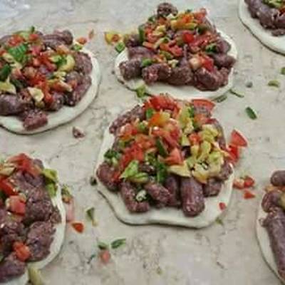  طريقة عمل عجينة العيش بالسجق 