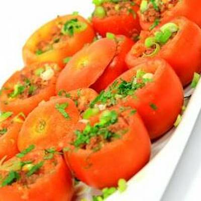  طريقة عمل طماطم محشية بالسجق 