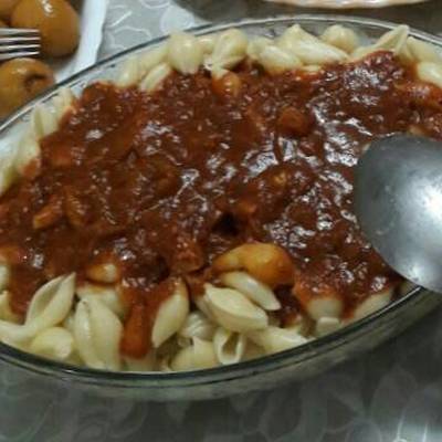  مكرونة بالصلصة الحمراء 