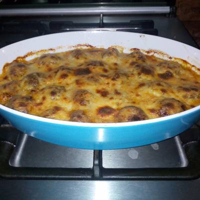  كرات كفتة اللحم بالصلصة البيضاء 