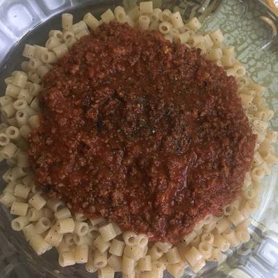  مكرونة بالصوص الاحمر و اللحمة المفرومة 