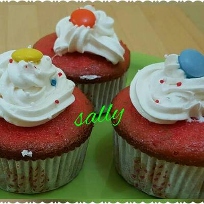  كب كيك احمر بالكريمة 