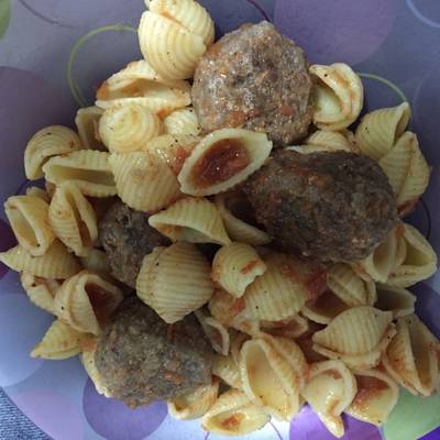  كرات اللحم بالصوص الاحمر و المكرونه 