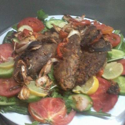  سمك مشوي بصوص الليمون والثوم 