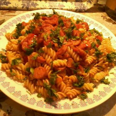  مكرونة بالسوسيس والصلصة 