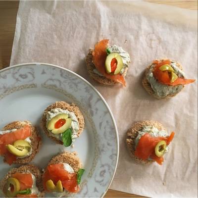  كانابيه السالمون المدخن والاڤوكادو 